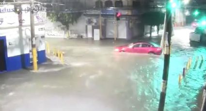 Intensa lluvia en León convierte calles en ríos y ¡arrastra autos!