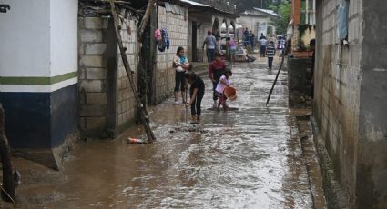 Lluvias en Xochiatipan arrastran a una persona y dejan decenas de casas afectadas