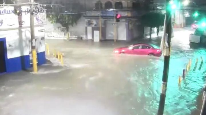 Intensa lluvia en León convierte calles en ríos y ¡arrastra autos!