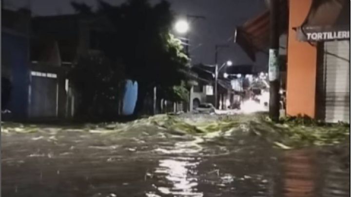 ¡Se cayó el cielo! Se desborda drenaje en León por fuertes lluvias | VIDEO