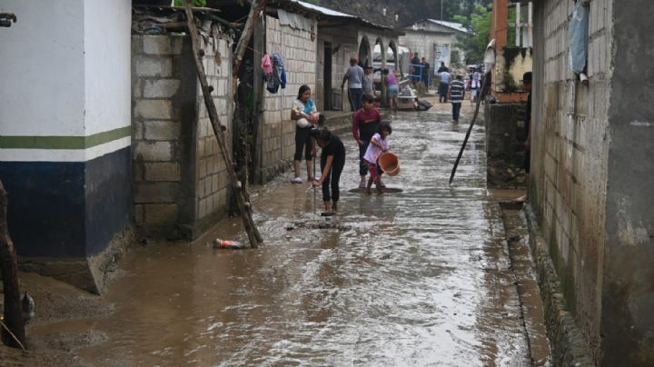 Lluvias en Xochiatipan arrastran a una persona y dejan decenas de casas afectadas