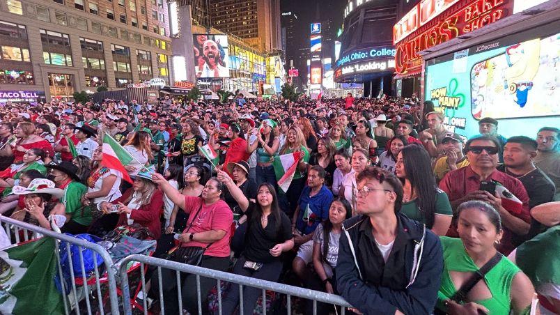 Mexicanos se reúnen en el Times Square para conmemorar el Grito de Independencia