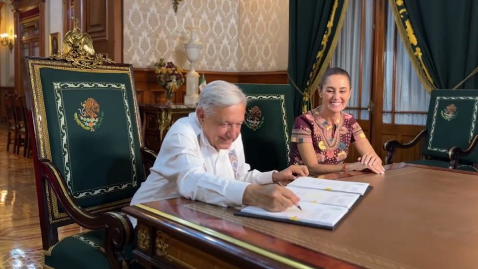 El presidente López Obrador firma decreto de reforma judicial, junto a la presidenta electa Claudia Sheinbaum