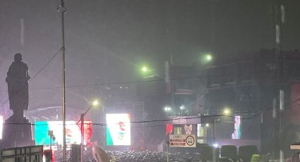 Pese a aguacero, miles celebran Grito de Independencia en Plaza Juárez