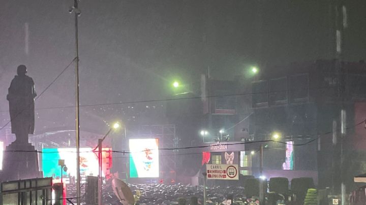 Pese a aguacero, miles celebran Grito de Independencia en Plaza Juárez
