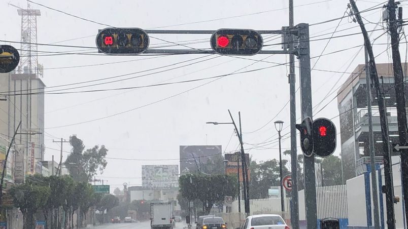 El bulevar Adolfo López Mateos y otras vialidades de León se inundaron este lunes por las fuertes lluvias.