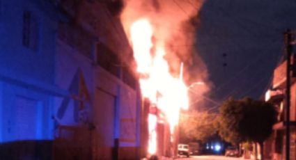 Incendio consume fábrica de ropa en León; evacuan a 90 personas