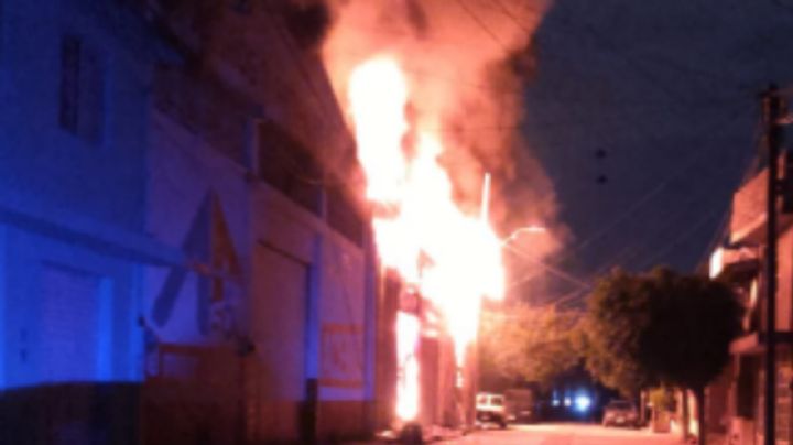 Incendio consume fábrica de ropa en León; evacuan a 90 personas