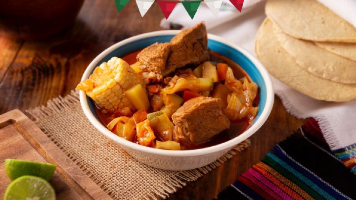 ¿Cómo es la receta para preparar un tradicional mole de olla, a base de verduras y carne?
