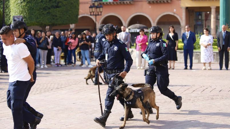 Los perros policía Ares y Violeta se jubilaron este martes.