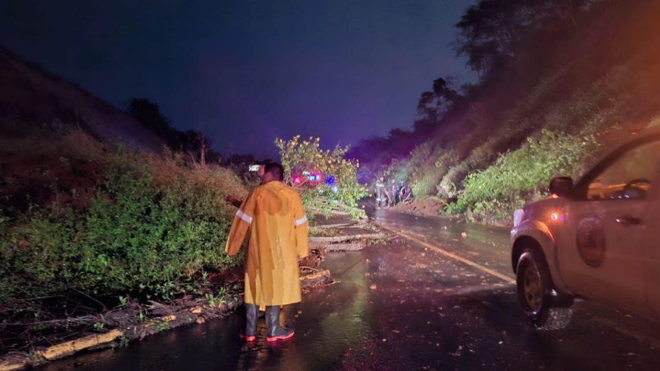 Fuertes lluvias ocasionan deslave y cierre en el libramiento Xalapa - Coatepec