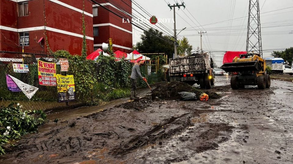 Autos, motos, bicicletas fueron arrastradas por la corriente que bajó desde la Sierra de Guadalupe, en la zona limítrofe de Ecatepec y Coacalco, y que fueron captadas por vecinos con asombro y desesperación.