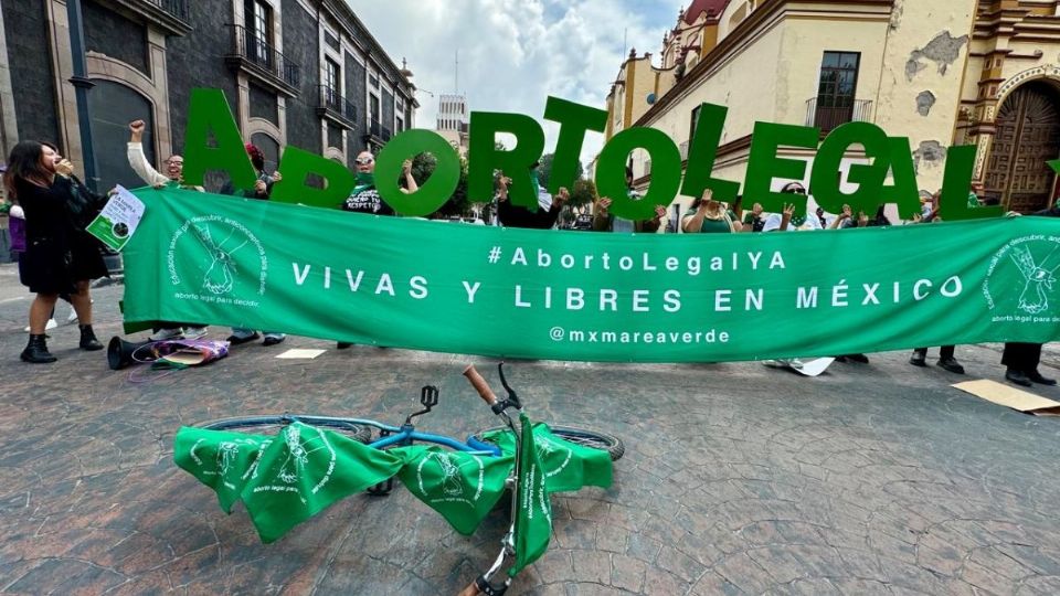 Colectivos feministas presentan iniciativa de ley para despenalizar el aborto en el Edomex.