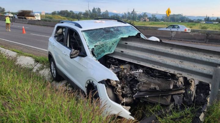 ¡Se salva de milagro!, conductor choca con barrera de contención en la León-Silao