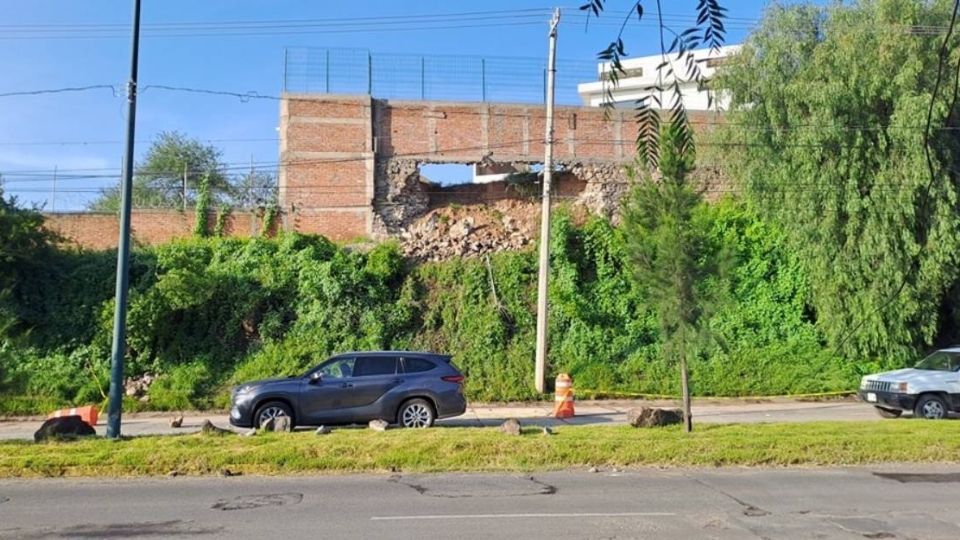 El derrumbe de la barda se registró durante la lluvia que hubo en la noche del pasado domingo.