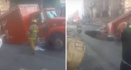 ¡Se abre la tierra! Socavón se traga auto con familia y camión de refrescos | VIDEO