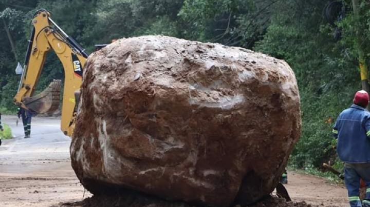 Carretera Jilotzingo-Nicolas Romero, bloqueada por… roca de 10 toneladas