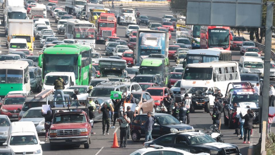 Los organizadores del bloqueo en la autopista México-Pachuca advirtieron que no se retirarán hasta ser atendidos por autoridades locales y reciban respuesta a sus demandas.