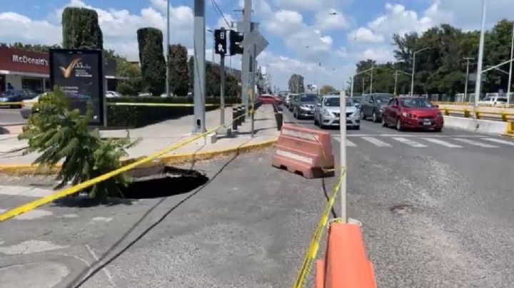 Se abre socavón en la avenida Torres Landa de Celaya