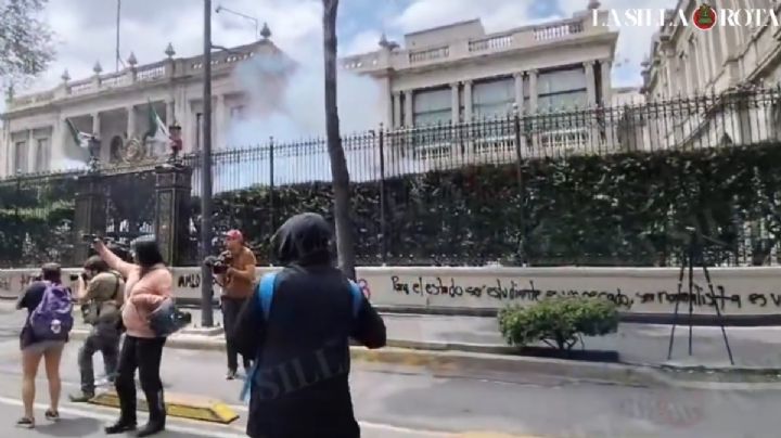 Presuntos normalistas lanzan petardos a sede de Segob