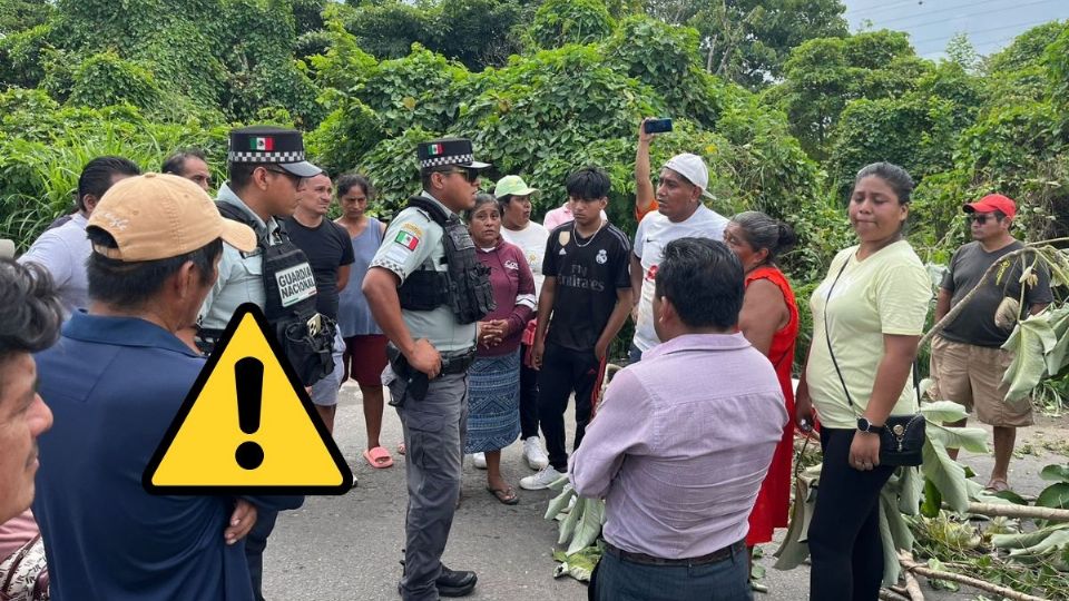 Bloquean carretera en Oteapan y piden detención de trabajador de PEMEX