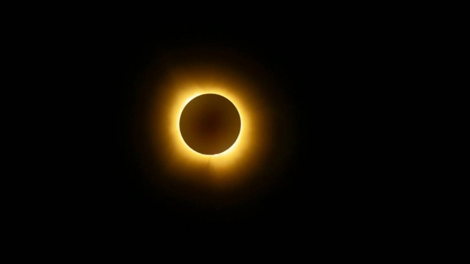 El eclipse “anillo de fuego” es diferente al eclipse solar total, en el cual la Luna cubre por completo el Sol. En el caso del anillo de fuego