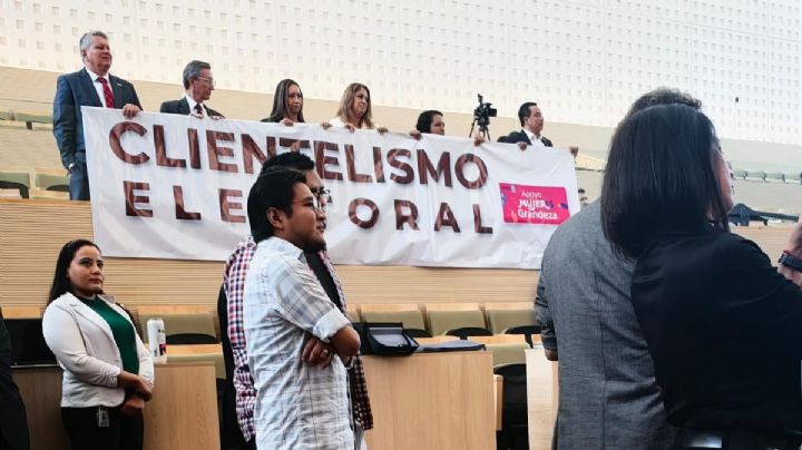 Nuevos Diputados de Morena protestan contra victoria de Libia Dennise en su primer día como legisladores