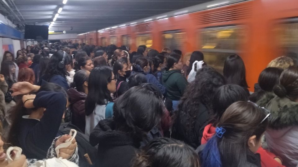 Usuarios reportan caos en la Línea 2 del Metro