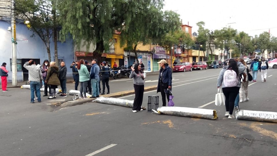 Vecinos bloquean la avenida Vasco de Quiroga.