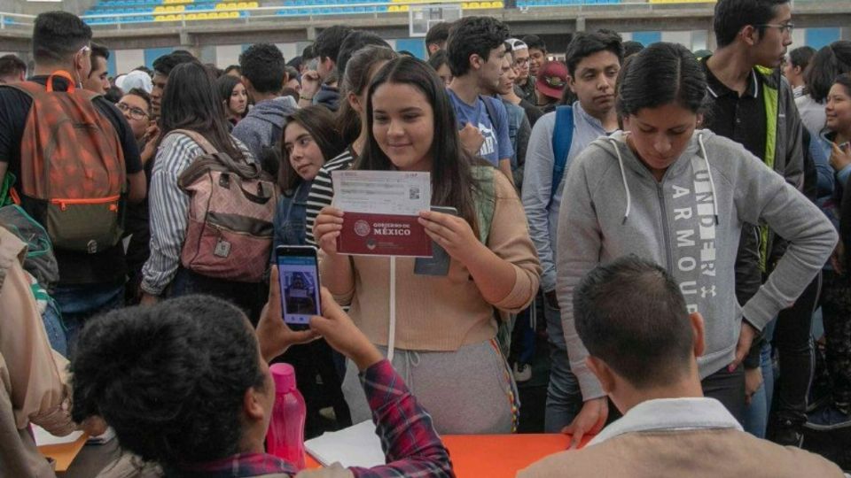 Los becario y familias beneficiarias deben mantenerse al pendiente a través de sus canales oficiales de contacto