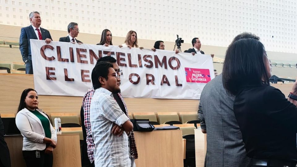 Nuevos Diputados de Morena protestan contra Libia Dennise García en su primer día como legisladores.