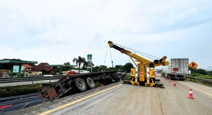 Vuelca tráiler en la autopista Orizaba - Córdoba y deja tráfico de hasta 8 kilómetros