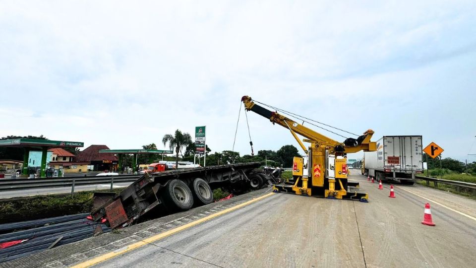 Vuelca tráiler en la autopista Orizaba - Córdoba y deja tráfico de hasta 8 kilómetros