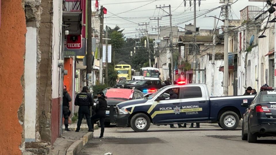 En un video difundido en redes sociales, se aprecia cómo el atacante fue directo contra su objetivo, pues varios tiros penetraron sobre el vidrio del lado del piloto, a la altura de la cabeza.