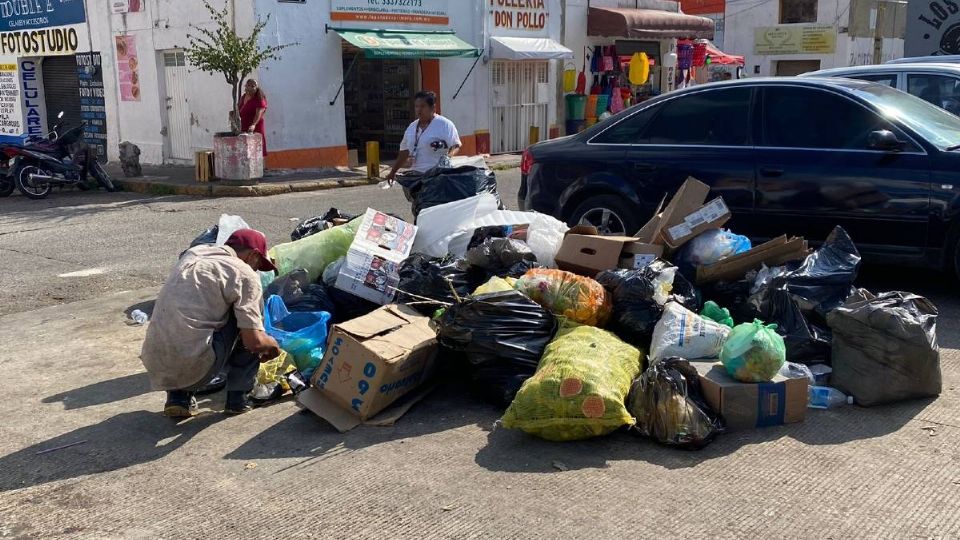 Los habitantes de la Zona Metropolitana de Guadalajara se ven obligados a dejar su basura en la calle por la tardanza de la empresa recolectora