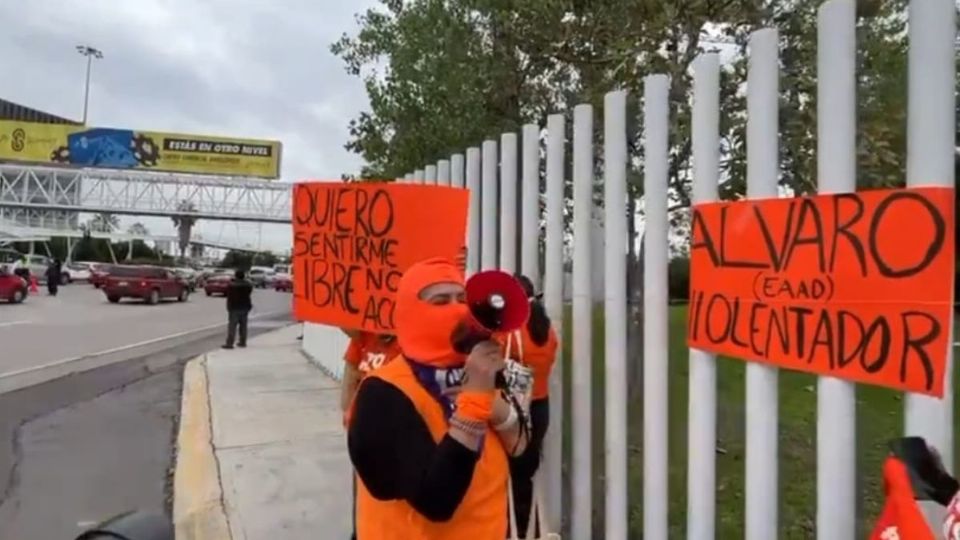 Las manifestantes realizaron la protesta ataviadas de naranja, con motivo del Día Naranja, que se lleva a cabo los 25 de cada mes y tiene como objetivo generar conciencia y prevenir la violencia contra mujeres y niñas.