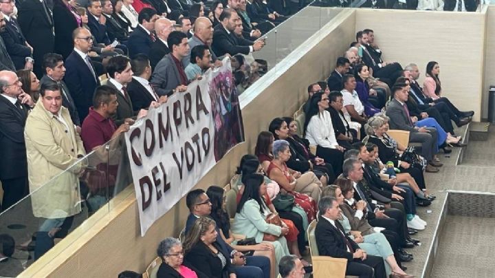 Morenistas llevan pancarta al Congreso del Estado a toma de protesta de Libia Dennise