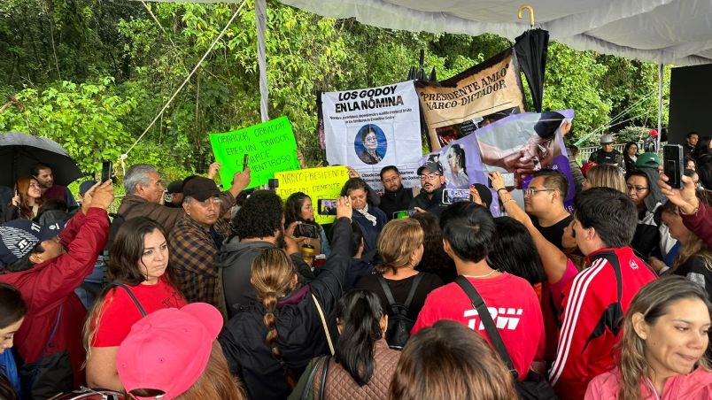 Trabajadores del Poder Judicial de la Federación acudieron al sitio donde el presidente inauguraría, por segunda vez, la autopista Cuautla-La Pera, para protestar por la Reforma Judicial.