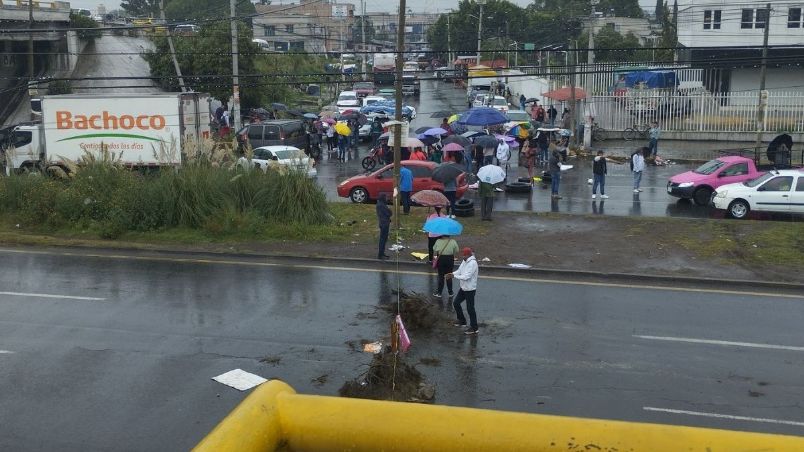 Los inconformes nuevamente bloquean ambos sentidos de la carretera Lechería-Texcoco, a la altura de la Central de Abastos, provocando enfrentamientos con conductores por la interrupción del tránsito.