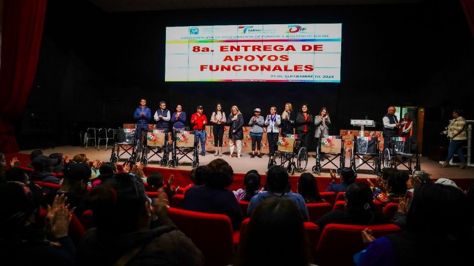 La Directora del DIF Municipal, María Teresa Bautista Cebada, señaló que con la entrega de sillas de ruedas, andaderas y despensas, la institución que encabeza la Presidenta Honoraria, Mary Gómez, cumple su objetivo de ser un organismo de asistencia social.