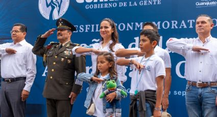 Libia no se sube al balcón de honor; prefiere estar cerca de la gente en el desfile