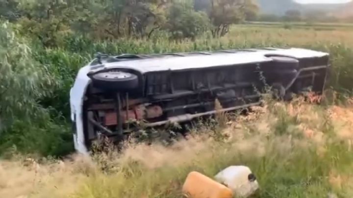 Se volcó camión de personal en el Eje Metropolitano; hay 23 lesionados