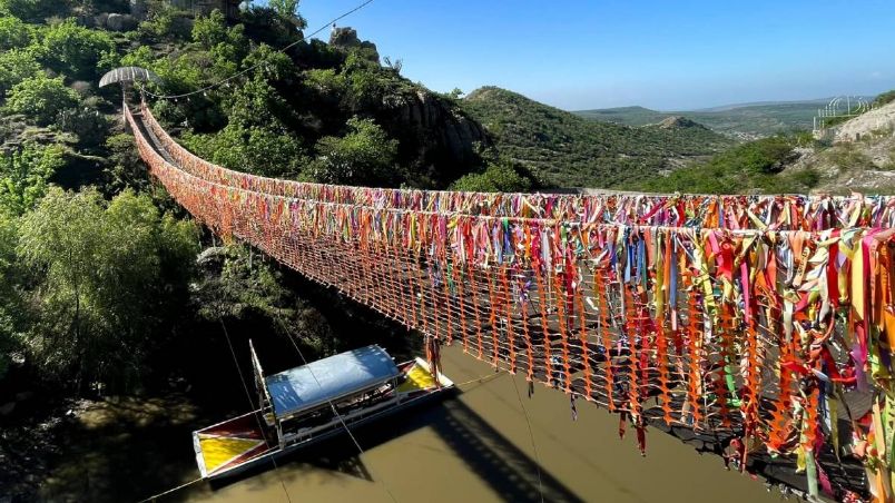 El Puente de los Deseos en Peña Sola está lleno de magia y color.