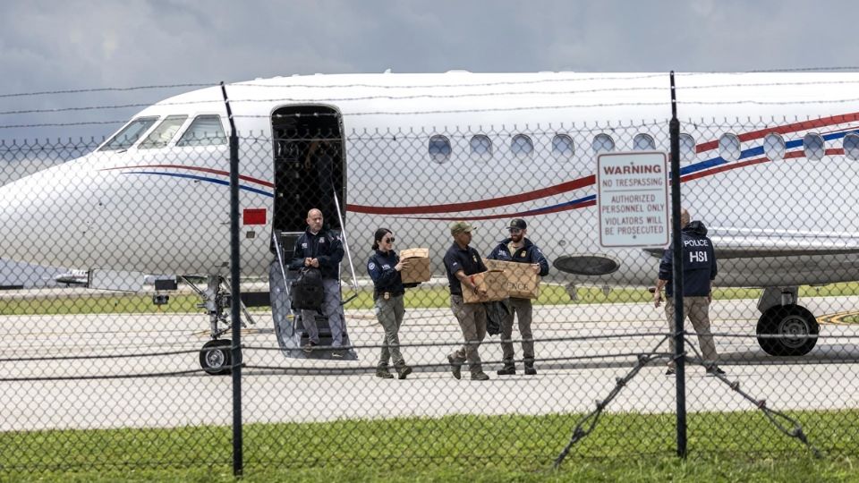 Oficiales extraen cajas etiquetadas como evidencia de un avión que, según las autoridades, pertenece al presidente venezolano Nicolás Maduro en el Aeropuerto Ejecutivo de Fort Lauderdale, Florida