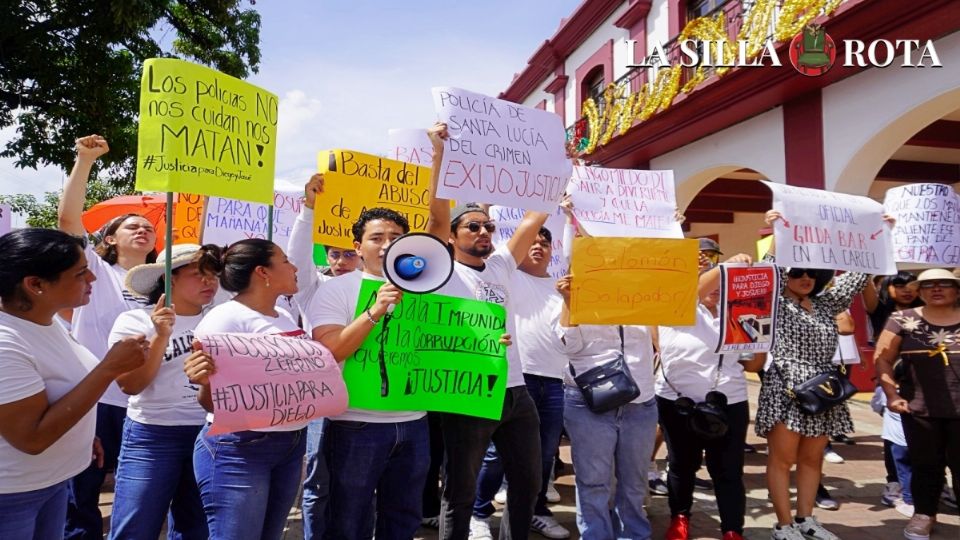 Los manifestantes jóvenes estudiantes de distintas universidades, así como familiares y amigos de Diego y Josué, realizaron una concentración en el punto en donde los jóvenes fueron detenidos por elementos de la policía municipal.