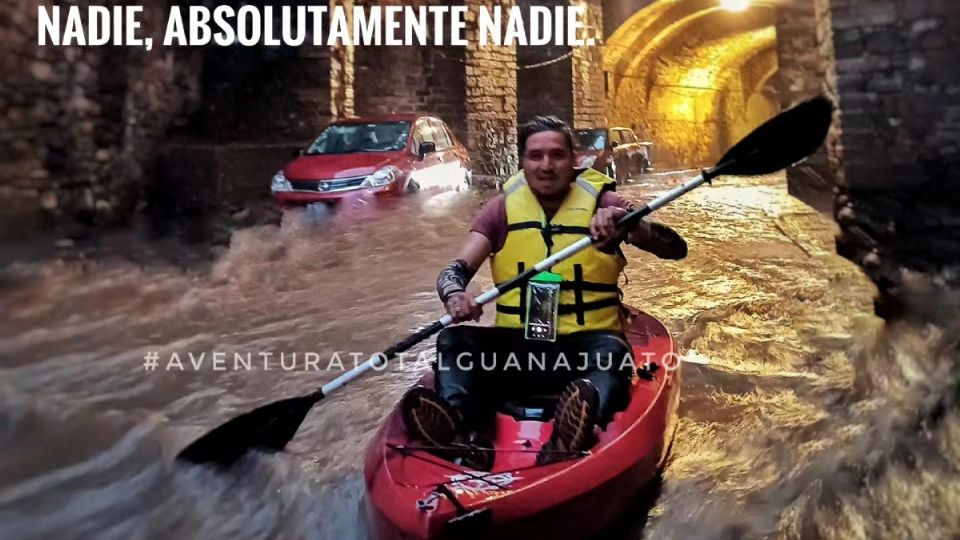 Andrés Torres aprovechó la inundación de la Calle Subtérranea para pasear en su kayak.