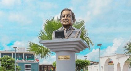 Develan busto de AMLO en parque de Agua Dulce, en último día de su gobierno