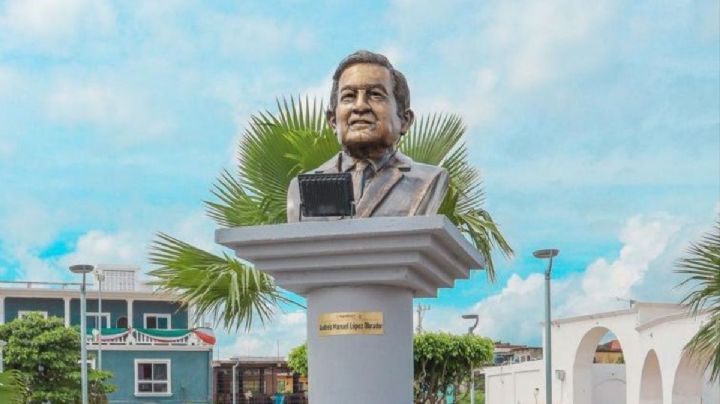 Develan busto de AMLO en parque de Agua Dulce, en último día de su gobierno