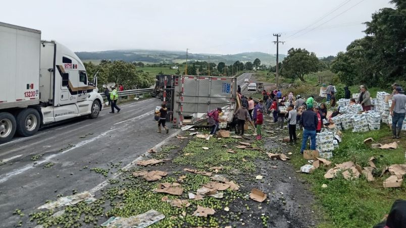 Volcadura y rapiña de tráiler con limón afecta paso vehicular de Veracruz a Puebla