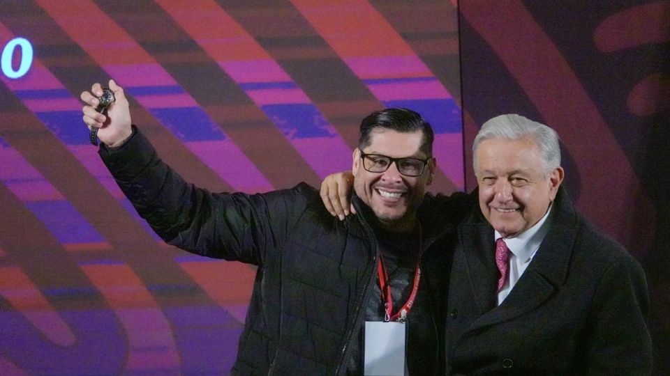 AMLO y el ganador de la rifa de su reloj